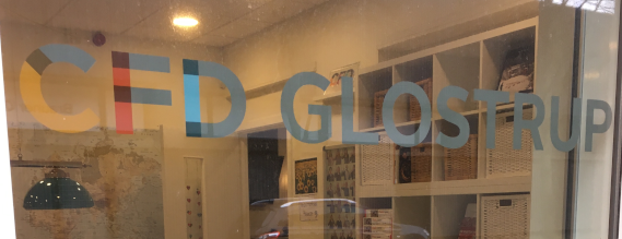 Foto af glasdør med teksten CFD GLOSTRUP